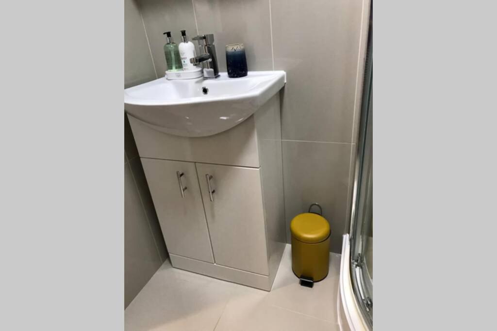 Marie'S Serviced Apartments- 2 Bedroom City Stay Bedford Kültér fotó