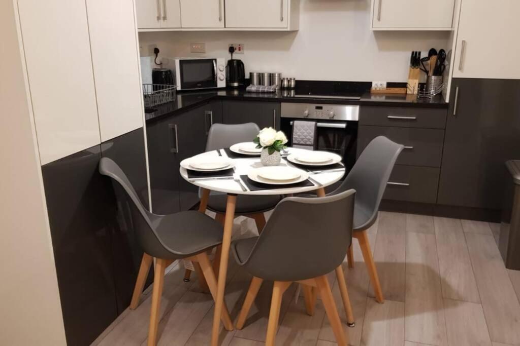 Marie'S Serviced Apartments- 2 Bedroom City Stay Bedford Kültér fotó